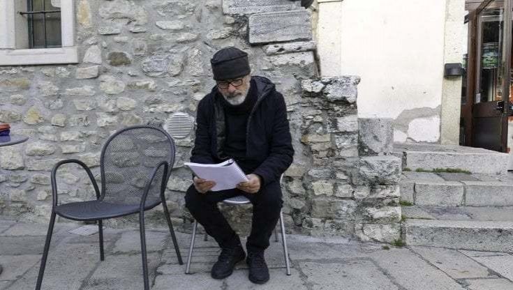 Franco Arminio dà appuntamento ai lettori nell'outlet ma viene mandato via: "La poesia è bandita nel tempio del consumo"