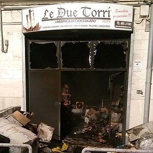 Foggia, in fiamme la fabbrica di cioccolato: incendio doloso, indaga la polizia