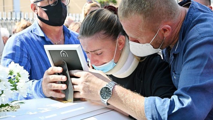 Una folla al funerale del piccolo Aron, vittima del crollo di strada del Bramafame