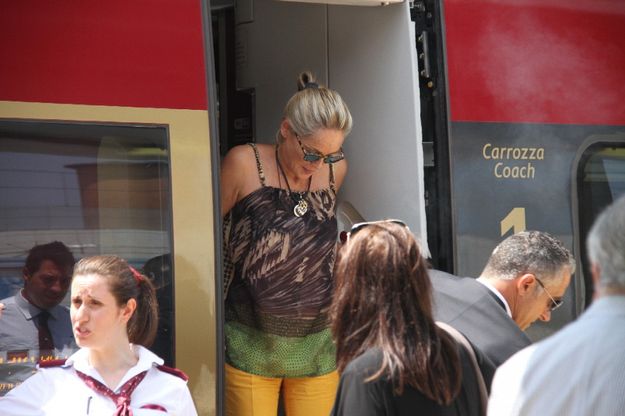 Sharon Stone lascia Firenze a bordo di Italo
