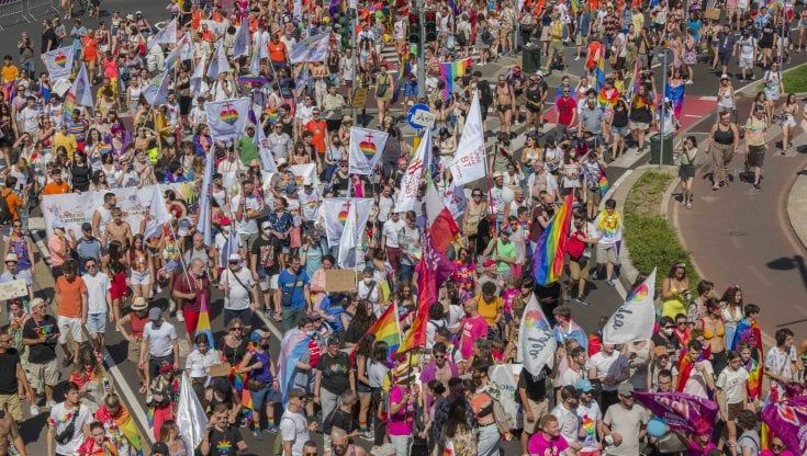 Regione Lombardia dice no al Pride: "Niente patrocinio, né luci arcobaleno"
