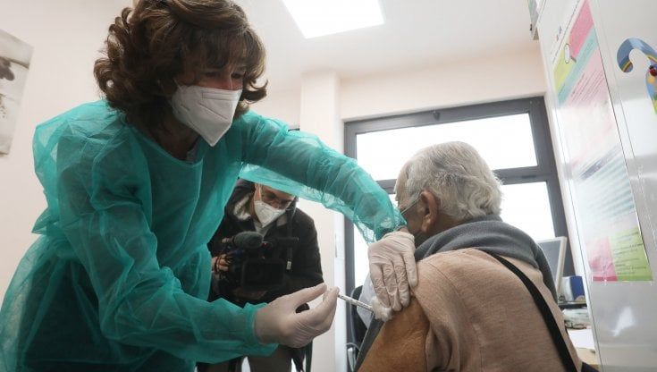 Vaccinazioni, cala la domanda, crescono le dosi e le Regioni partono con l'accesso diretto agli hub