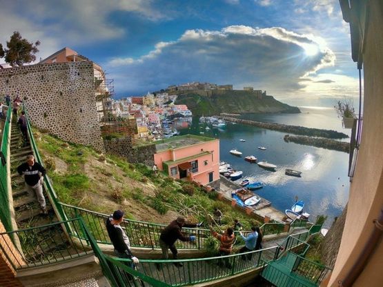Procida, "Operazione Primavera": i volontari puliscono l’isola