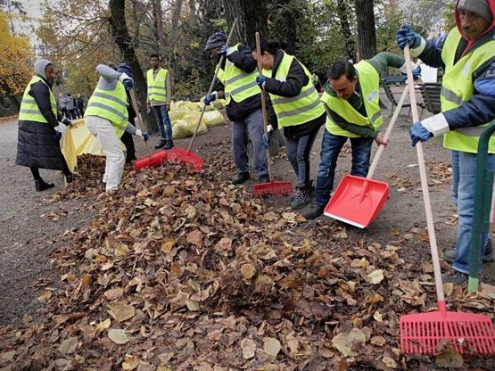 Milano, i migranti della Montello ripuliscono Giardini Montanelli e Parco delle Basiliche