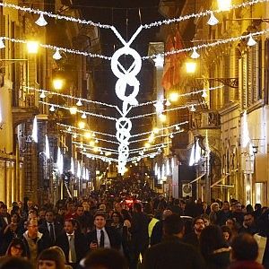 A Natale regali per 7 miliardi, ma sotto l'albero gli italiani sognano il lavoro