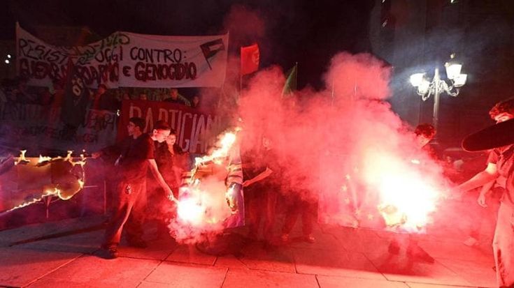 Festa della Liberazione, tensioni e scontri alla fiaccolata nel centro di Torino