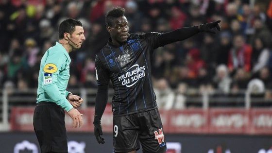 Francia, il Nizza difende Balotelli: ammonito per aver reagito a cori razzisti