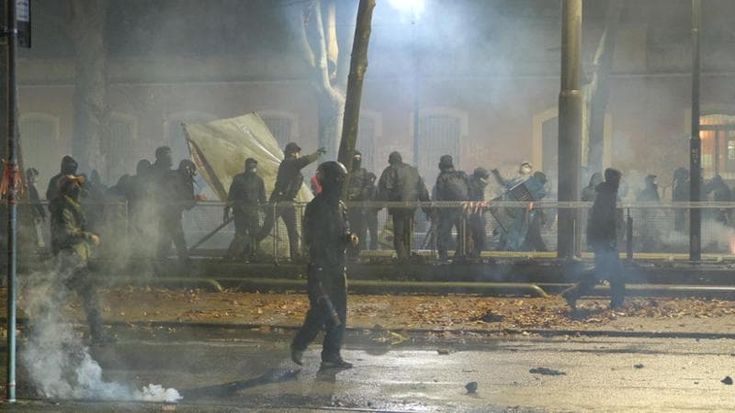 Corteo per Askatasuna, gli arrestati negano tutto. L’agente: “Troppi per reagire”