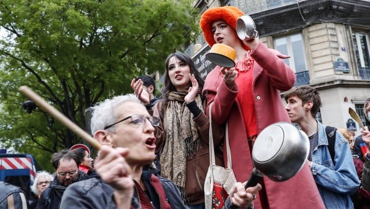Francia, Macron parla alla nazione: "Ho sentito la rabbia". E intanto in strada suonano "le pentole" della protesta
