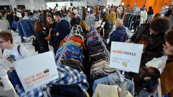 Abiti vintage, torna Vinokilo: il mercato dove si compra tutto a peso