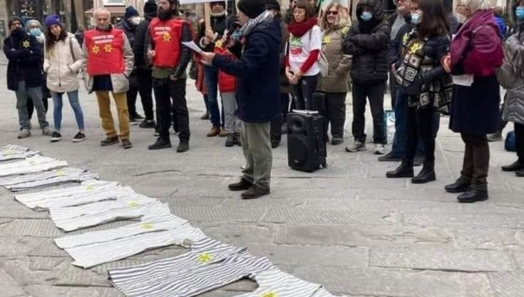 Divise di deportati e volantini sulla Shoah, l'ultimo oltraggio dei No Vax nel Giorno della Memoria