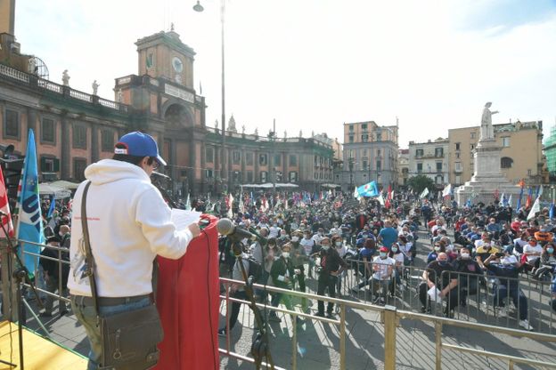 Whirlpool, manifestazione con i sindacati in piazza Dante a Napoli