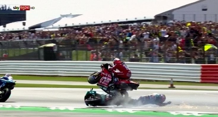 MotoGp, Silverstone: che paura per Dovizioso. Cade con Quartararo e la moto prende fuoco
