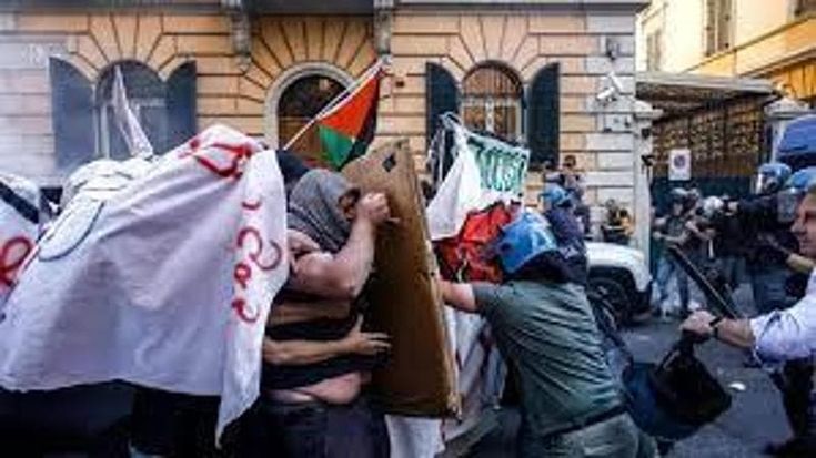 Decreto sicurezza, passa la norma “anti Gandhi”: carcere per chi blocca una strada. Il Pd: “Persino studenti in sit-in davanti a scuola rischiano la reclusione”