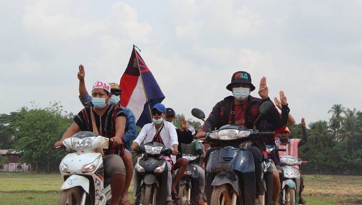 Myanmar, i gruppi armati etnici spine nel fianco dei generali: scontri tra militari e Karen al confine thailandese