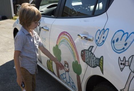 Una Nissan 100% elettrica per Henry, il bimbo ecologista