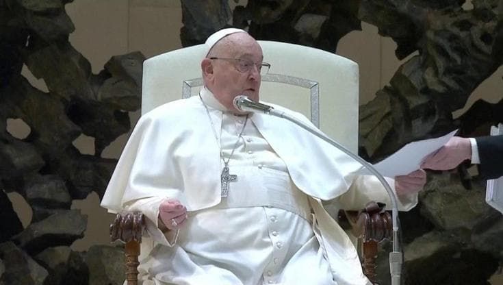 Vaticano, Papa Francesco all'udienza non legge: "Ho ancora la bronchite, non posso"