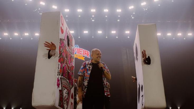 Max Pezzali, “Questo Forum non è un albergo”: la festa dei fan che cantano parola per parola