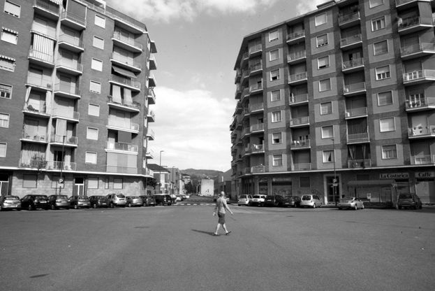 Un po' malinconica, un po' surreale: a Savona la mostra sulla Torino deserta d'agosto