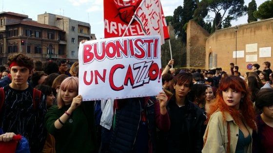 Roma, migliaia di studenti in piazza per chiedere più fondi all'Istruzione. Slogan contro Salvini e carbone per Bussetti