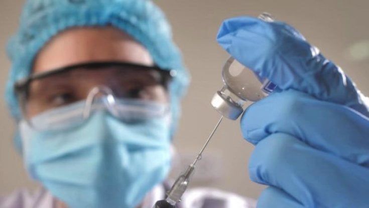 Negli ospedali i no-vax sono 35 mila: “Chi rifiuta la dose, sarà trasferito”