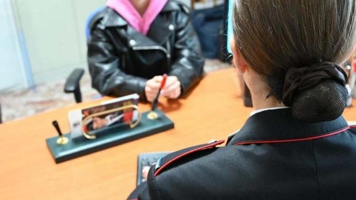 Promoter attirata in casa con la scusa di un contratto: denunciato 23enne per violenza sessuale