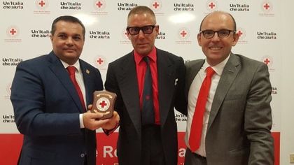 Palermo, Lapo Elkann dona occhiali e ambulanze a Croce rossa: 