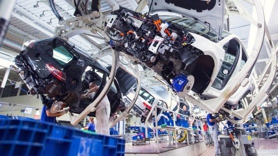 Cina,  entro il 2022 via i limiti per i costruttori auto stranieri