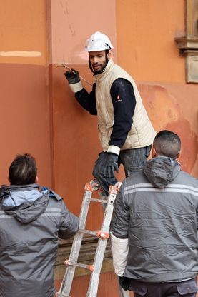 Squadra anti-graffiti in azione<br />davanti al teatro Comunale