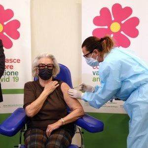 Vaccini, Ue troppo indietro: ogni settimana di ritardo costa all'Italia 2 miliardi