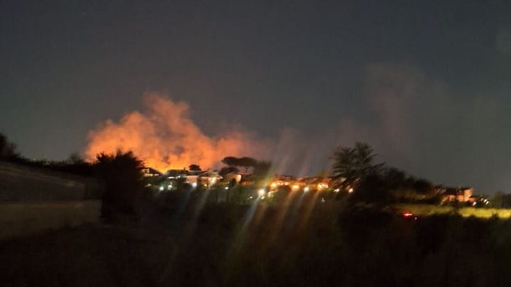 Notte di incendi a Roma: fiamme da Fiumicino a Tor Sapienza, 174 interventi in città e provincia