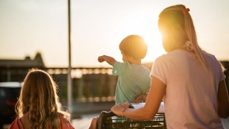 Investire per i figli, la guida: dal libretto postale agli Etf, come costruire un capitale nel tempo