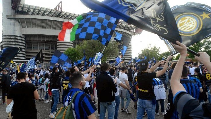 Covid, stadi al 50% e ingresso con mascherina Ffp2 e Super Green Pass. Per i palazzetti capienza al 35%