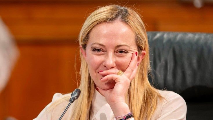La corte di Meloni al libico Haftar che irrita Macron. E la premier: “Basta non vado all’Eliseo”