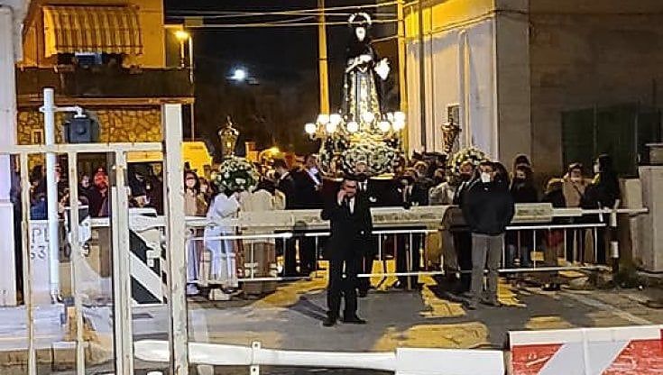 Bari, la processione dei Misteri deve attraversare i binari ma il treno non passa: Addolorata ferma quasi un'ora al passaggio a livello
