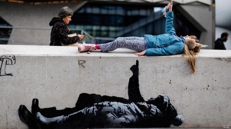 Sono tanti i No pieni di disagio. Banksy, rimettetegli il cappuccio