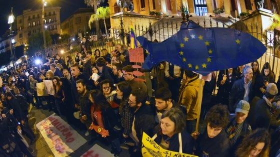 Le sardine invadono Palermo: cori e striscioni contro l'intolleranza