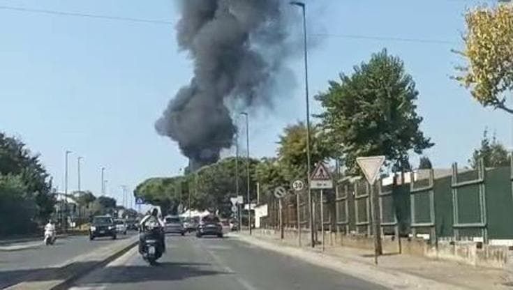 Napoli, a Pianura scuole chiuse e attività sportive vietate dopo l’incendio nell’isola ecologica