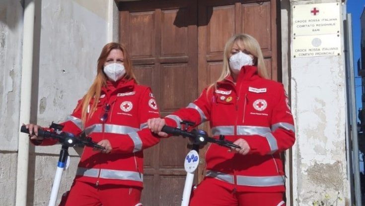 Bari, monopattini elettrici per la Croce Rossa: così consegneranno farmaci e cibo ai bisognosi