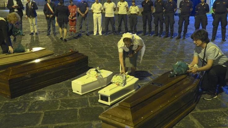 Porto Empedocle, la cerimonia per le cinque salme dei migranti di Lampedusa: “Ma dove sono i familiari?”
