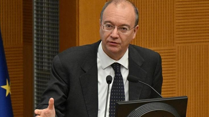 Il caso del provveditore dell’Emilia-Romagna Stefano Versari: “Ho chiesto di restare sui progetti Pnrr, Valditara mi ha detto no”. Il ministero: “Non poteva rimanere”