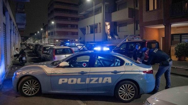 Morto in casa, c’era il codice rosso dopo che aveva denunciato la moglie: si indaga per omicidio