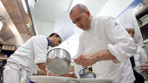 La Sicilia incantata e moderna di Pino Cuttaia, l'ex operaio diventato un mago dei fornelli