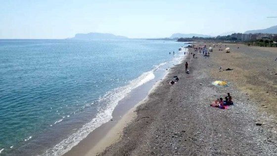 Palermo, folgorate mentre fanno la doccia in un lido: in coma la zia, la bambina è fuori pericolo