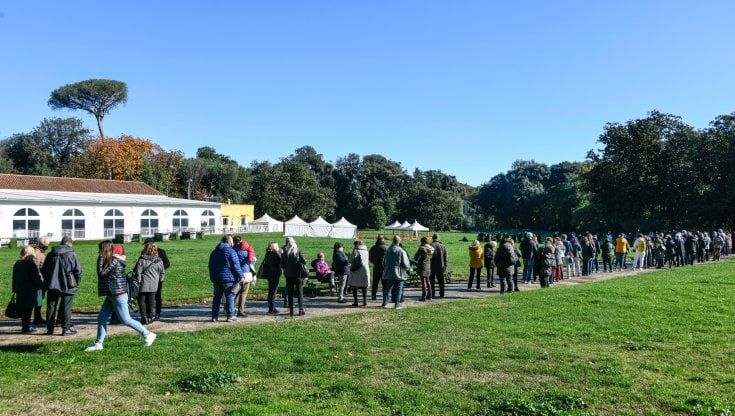 Corsa al vaccino: lunghe file a Capodimonte. Scuola, 400 classi in Dad