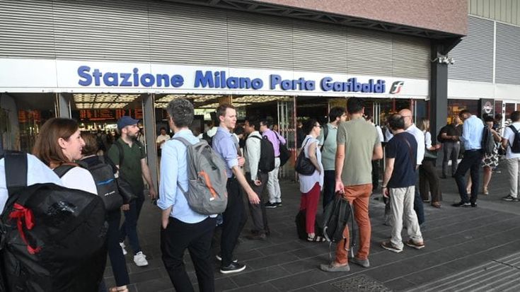Incendio stazione Garibaldi, l’odissea dei viaggiatori: “Come torniamo a casa?” e “per l’aeroporto?”