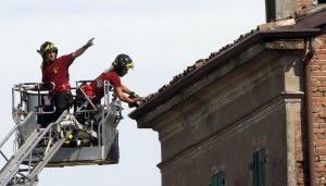 Allarme nuove scosse, l'ira dei sindaci<br />La Commissione: "L'allerta resti alta"