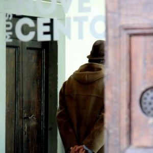 Svita una testa in bronzo al museo del Novecento e cerca di scappare: "Innamorato della statua"