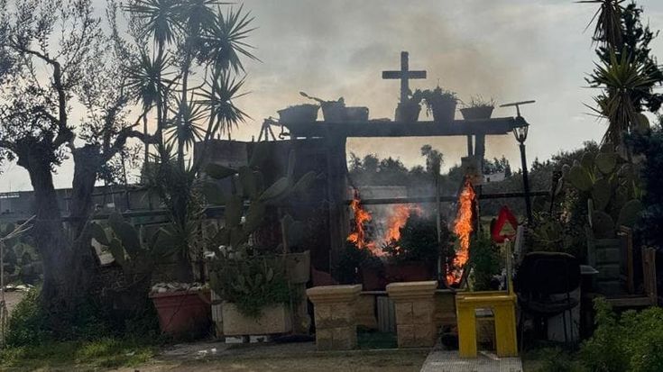 Salento, incendiato il tempietto degli automobilisti: “Era un luogo di preghiera”