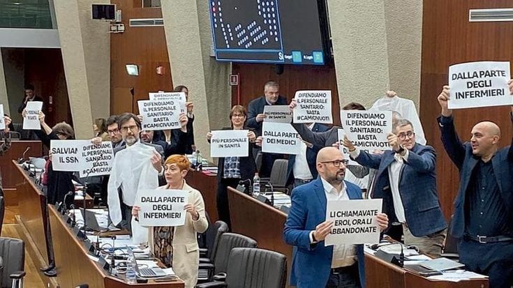 Sciopero dei medici, in Lombardia fermo l’85% dei camici bianchi. Stop a visite e operazioni: “Stanchi e penalizzati”